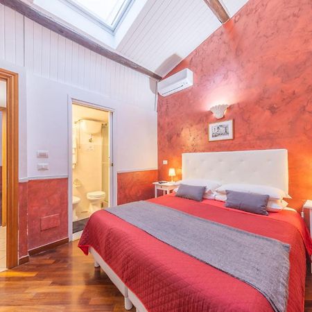 Room In Bb - Skylight Double Room In History House Рим Экстерьер фото