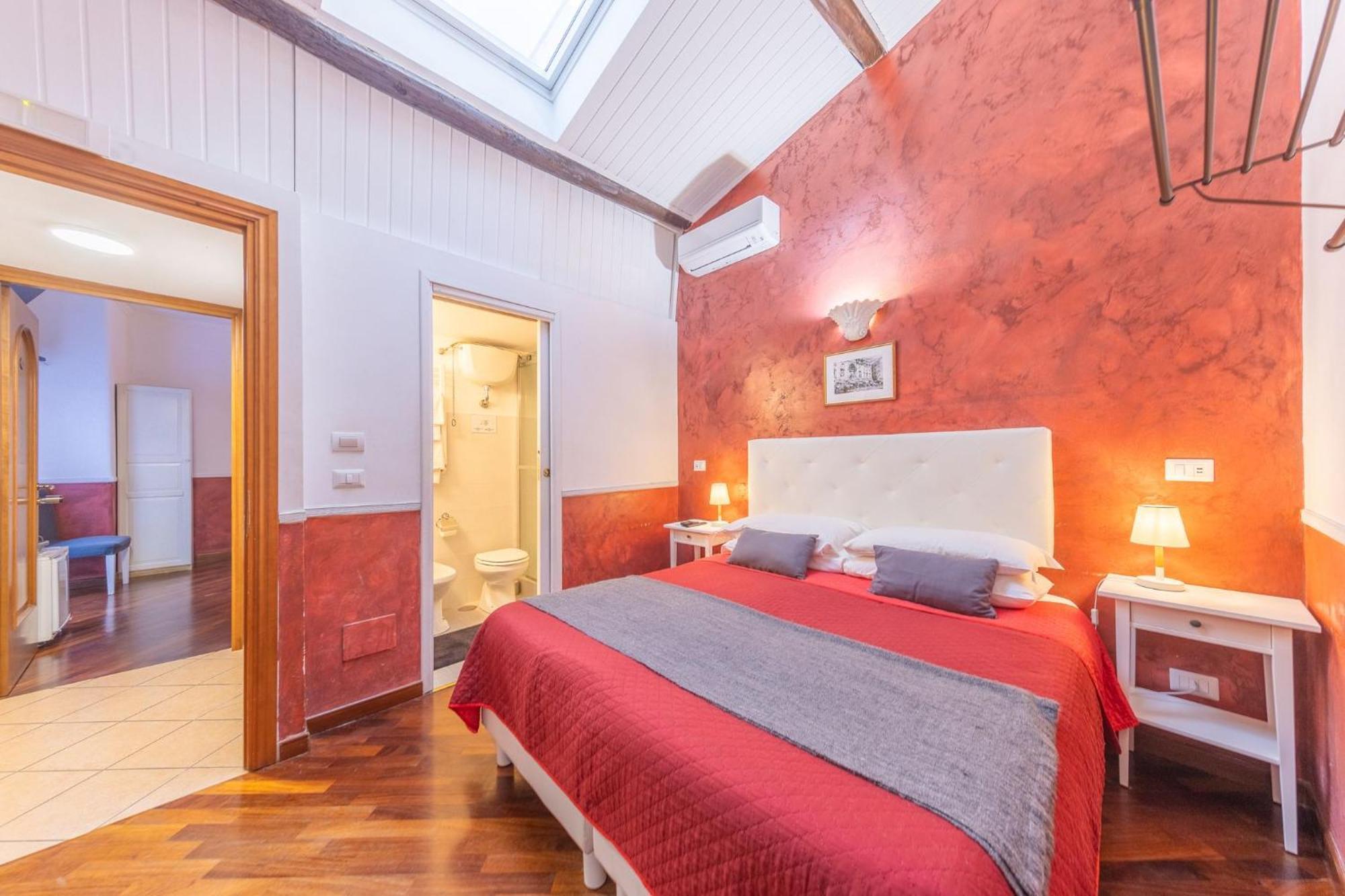 Room In Bb - Skylight Double Room In History House Рим Экстерьер фото